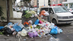 Kadıköyde belediye işçileri greve girdiği için sokaklar çöp doldu