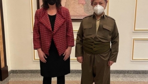 Mesud Barzaniden, Türkiyenin bölündüğü haritanın önünde poz