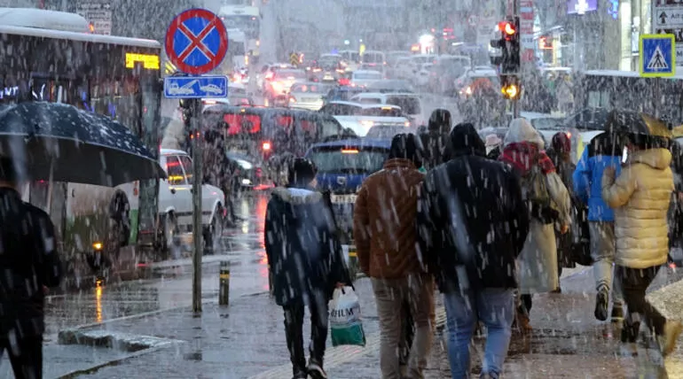 Meteoroloji'den peş peşe açıklamalar: Kar yaklaşıyor! İstanbul teyakkuzda