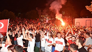 MİLLİ HEYECAN BEŞİKTAŞ'TA SANATÇILAR PARKI'NDA YAŞANDI!