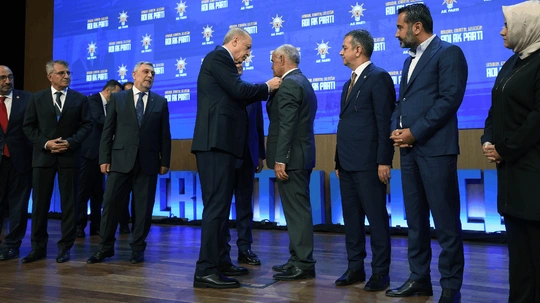 Erdoğan Rozetlerini Taktı: İşte AKP'ye Geçen Belediye Başkanları ve Milletvekilleri 