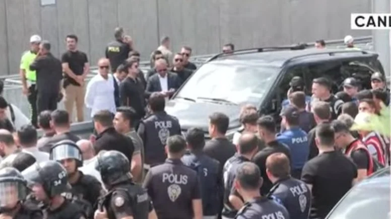 Gürsel Tekin il başkanlığının önünde! Minibüsten inmedi