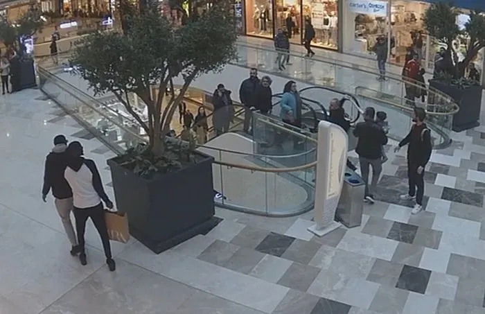 Senegalli milli futbolcu Papy Djilobodji'nin zor anları kamerada: Futbolcuya AVM'de silah çekip şemsiye fırlattı!